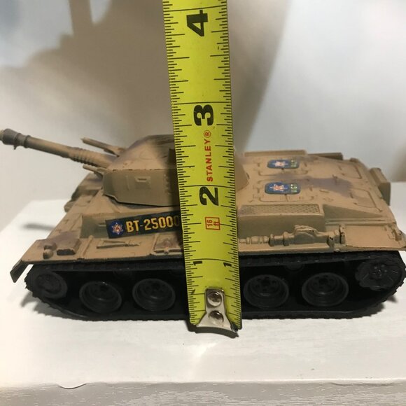 Set Of 3 Military Tanks & 1 Army Ambulance 1:72 Scale Toy Models Tan Plastic - Picture 16 of 16